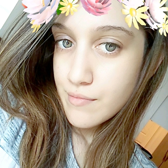 Profile Picture of Brittany Emanuelli (@briemanue) on Poshmark