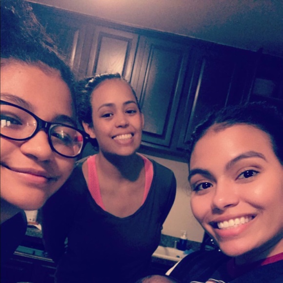 Profile Picture of Stephanie Lenis (@slenis3606) on Poshmark