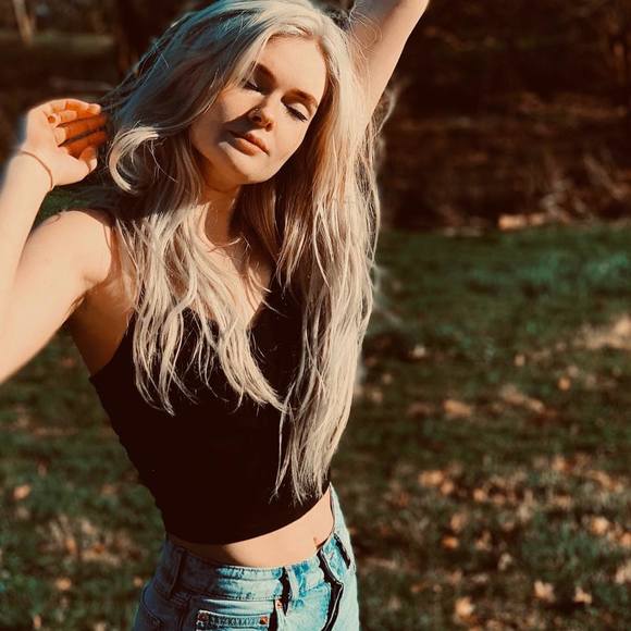 Shelby Grunenberg - Poshmark Profile Picture of Shelby Grunenberg (@sgrunenberg3) on Poshmark