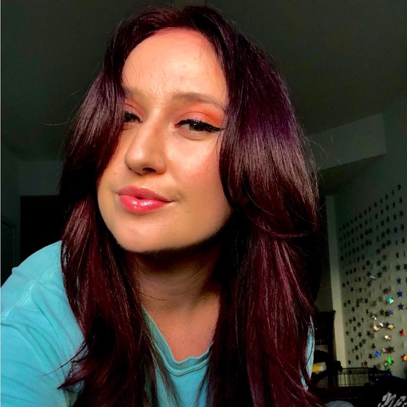 Profile Picture of Hayley Tarling (@hayleyctarling) on Poshmark