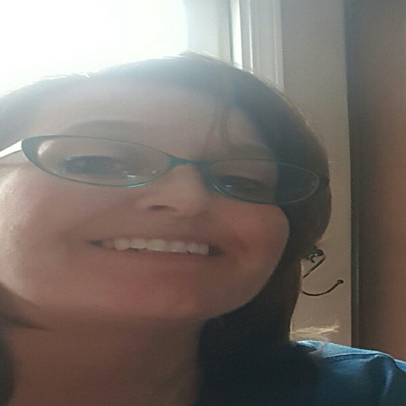 Profile Picture of Kim Deboe (@kimdeboe) on Poshmark