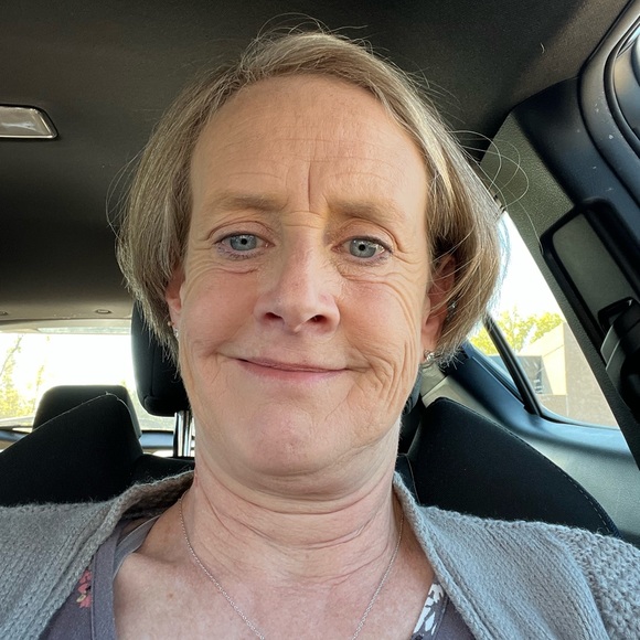 Profile Picture of Deb Burns (@debburnsrn) on Poshmark