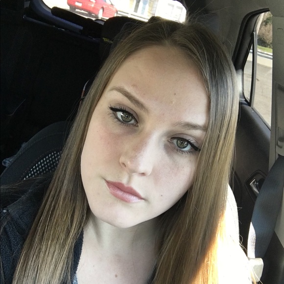 Profile Picture of Kylie Lasure (@kylielasure) on Poshmark