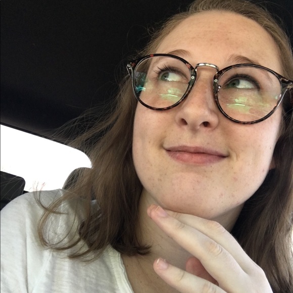 Profile Picture of Camryn Hulshoff (@camsthisky) on Poshmark