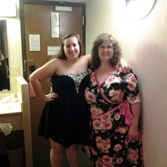 Profile Picture of Lari Smith (@horngate) on Poshmark