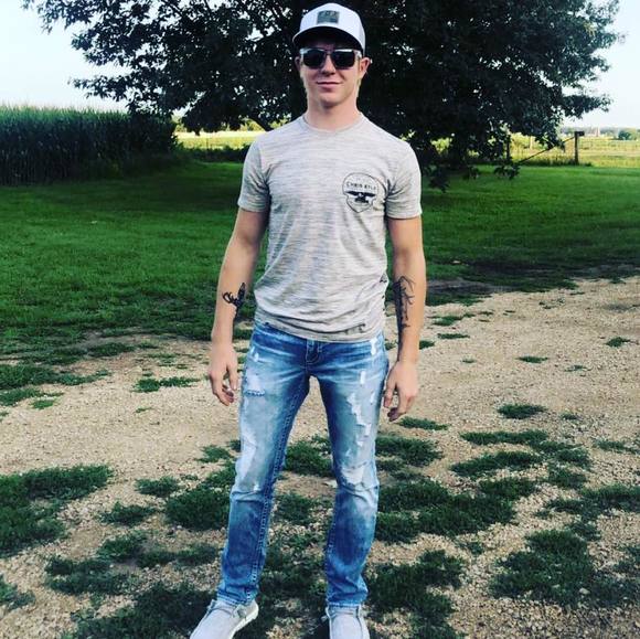 Profile Picture of Austin Curvello (@thatbee94) on Poshmark