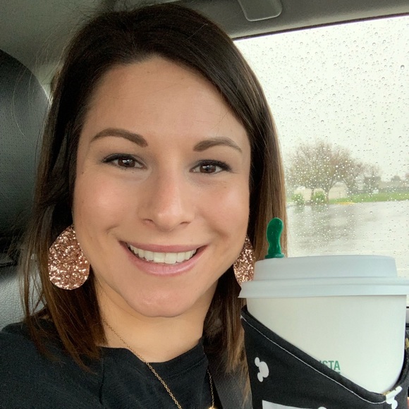 Profile Picture of Linlindsey Bozzo (@lindseybozzo) on Poshmark