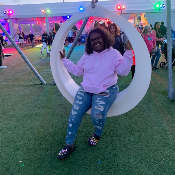 Profile Picture of Alizea Atherley (@alizeama) on Poshmark