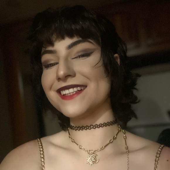 Profile Picture of Jess Holsworth (@jessholsworth) on Poshmark