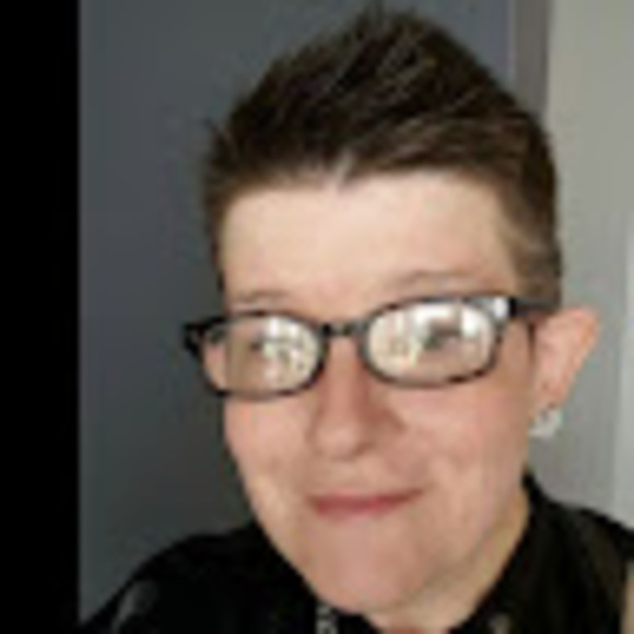 Profile Picture of Simone Cox (@bookrainbow77) on Poshmark