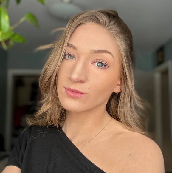 Profile Picture of Jillian Turner (@jillianpturner) on Poshmark