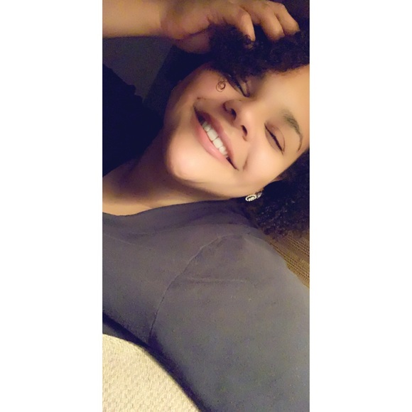 Profile Picture of Harmony Thompson (@thompsonh570) on Poshmark