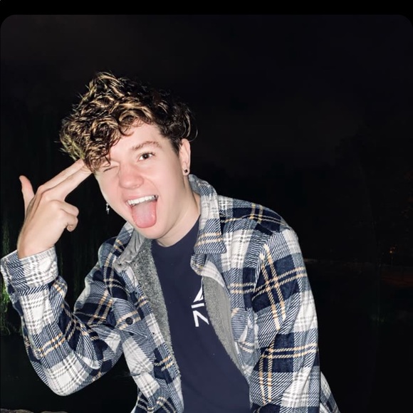 Profile Picture of Alex Lamarre (@lamarre_) on Poshmark