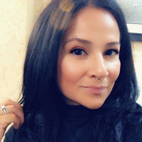 Profile Picture of Elizabeth Mendoza (@lizzy_ness) on Poshmark