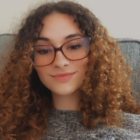 Profile Picture of Olivia Chesmer (@livlovves) on Poshmark