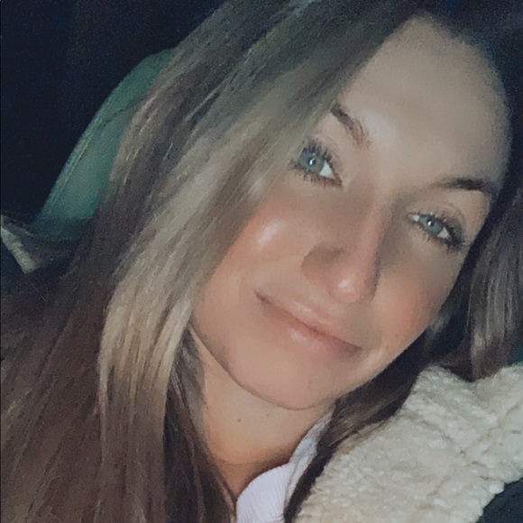 Profile Picture of Brenda Snodgrass (@brendasnodgr666) on Poshmark