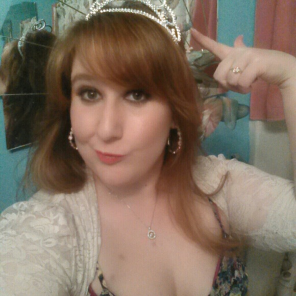 Profile Picture of April Womble (@weebles_womble) on Poshmark