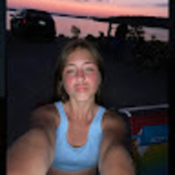 Profile Picture of Cora Munsterman (@corabelle0721) on Poshmark