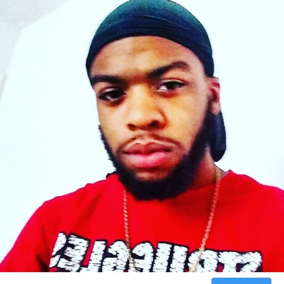 Profile Picture of Rob Quenton (@itzqwavy) on Poshmark