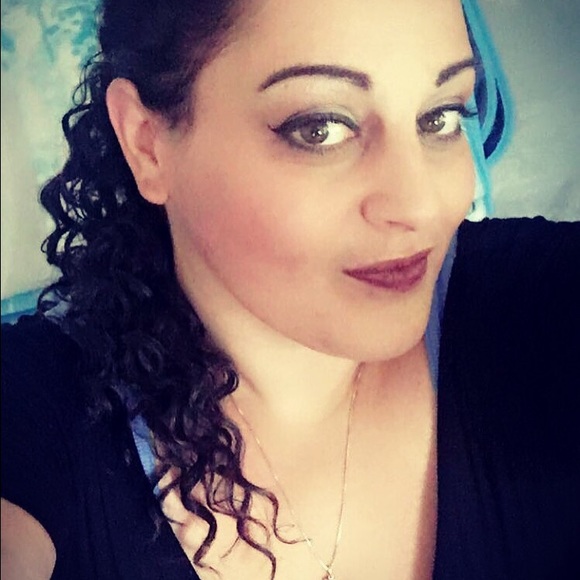 Profile Picture of Angela Root (@angelarae1980) on Poshmark