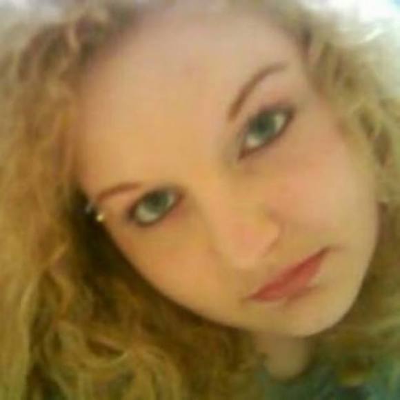 Profile Picture of Hollie Ponthieux (@covergirlhp) on Poshmark