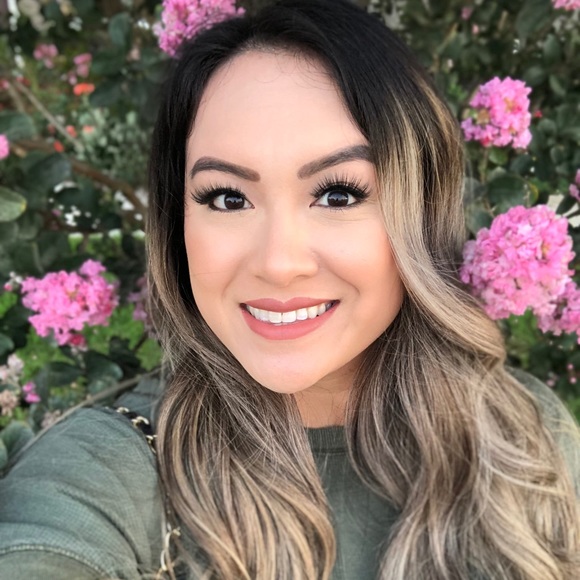 Profile Picture of Victoria Hoangthan (@vhoangthan) on Poshmark