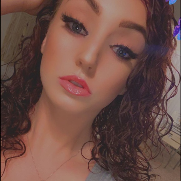 Profile Picture of Alice Bradley (@alicebradleyyyy) on Poshmark