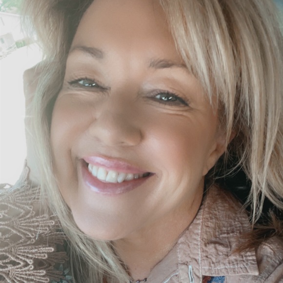 Profile Picture of Paula Hammel (@paula_hammel) on Poshmark