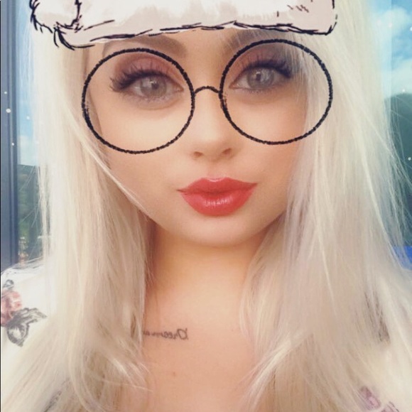 Profile Picture of Wianda Kreder (@beautywithwiwi) on Poshmark