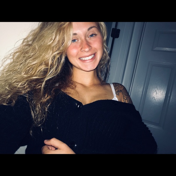 Profile Picture of Aubrey Boing (@aubreyboingxo) on Poshmark
