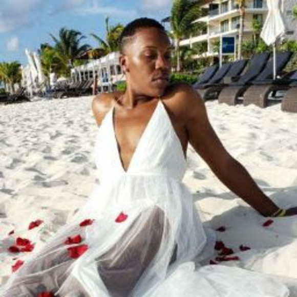 Profile Picture of Aneesa Estick (@aneesaestick) on Poshmark