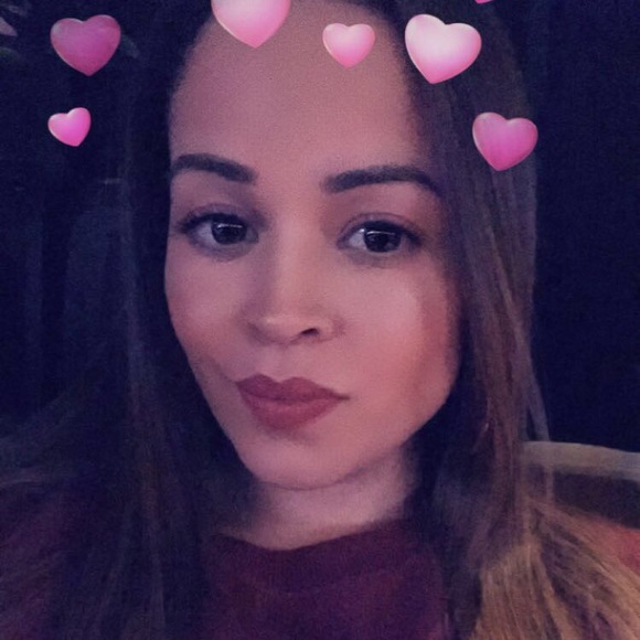 Profile Picture of Cenia Cestona (@ceniacest) on Poshmark