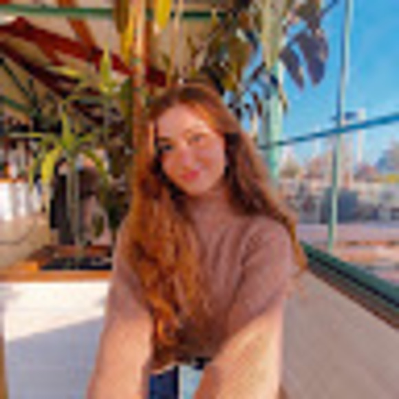 Profile Picture of Ellyse Grunsten (@ellysemoon) on Poshmark