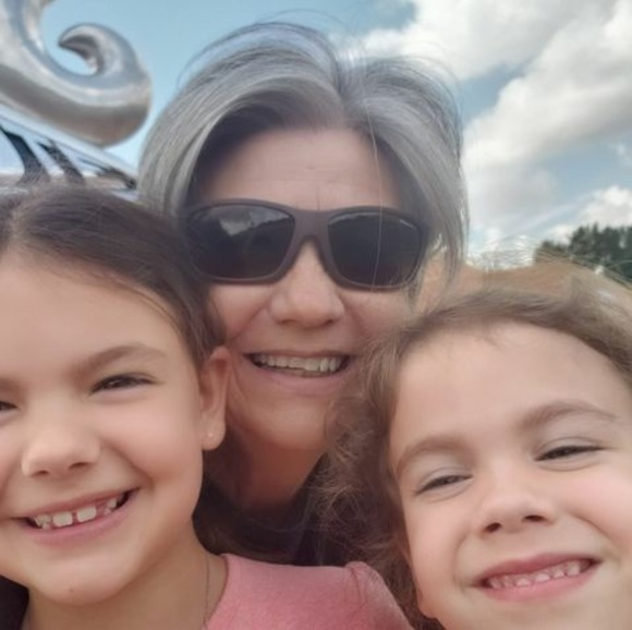 Profile Picture of Lori Lamb (@lambsinc2010) on Poshmark