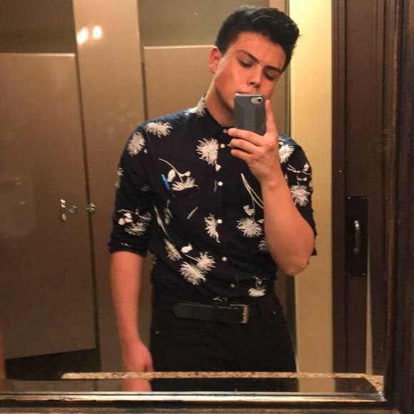 Profile Picture of Alex Cepeda (@acepeda32) on Poshmark