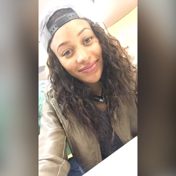 Profile Picture of Taylor Grisson (@tgrisson) on Poshmark