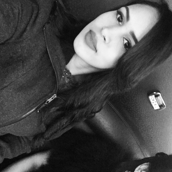 Profile Picture of Luz Tavarez (@borgesluz) on Poshmark