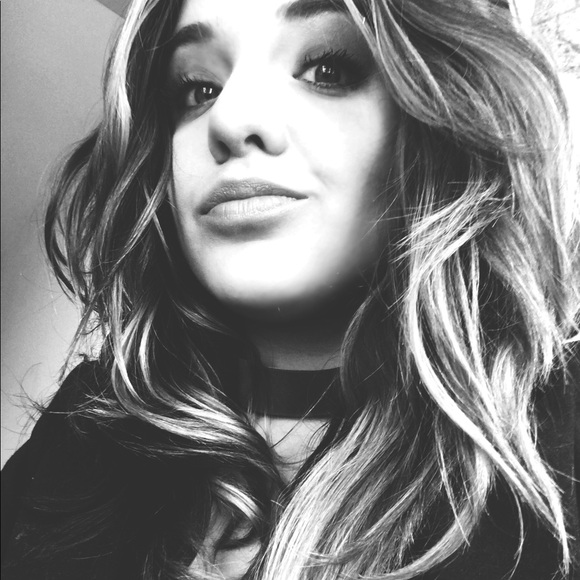 Profile Picture of Crystal Clowes (@cclowes419) on Poshmark