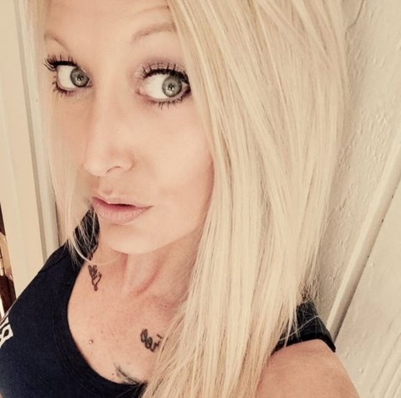 Profile Picture of Stephanie Black (@stephaniebla317) on Poshmark
