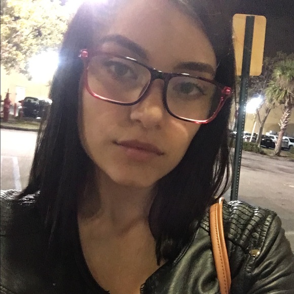 Profile Picture of Maria Urrego (@mariaurrego21) on Poshmark