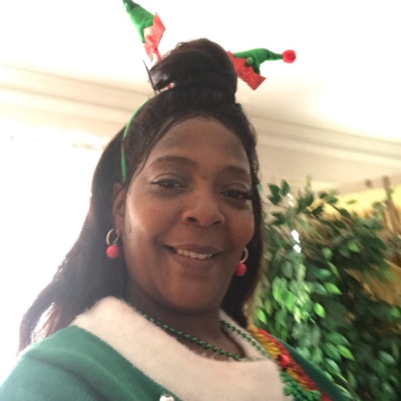 Profile Picture of Lisa Sharp (@pizzapie56) on Poshmark