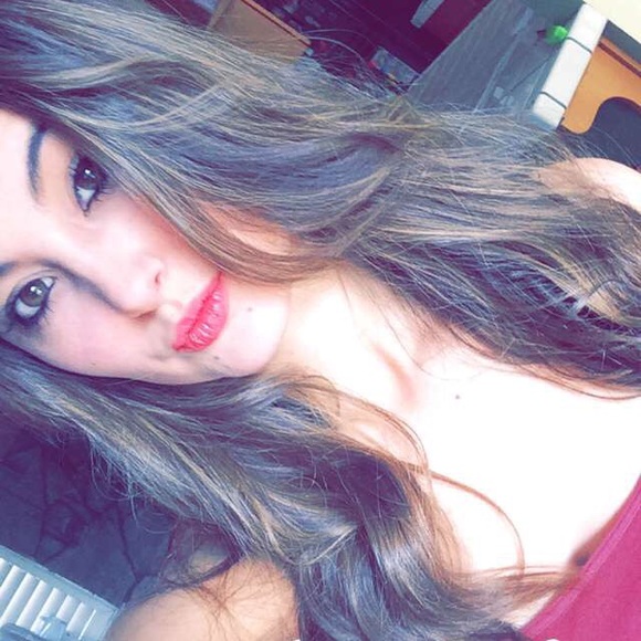 Profile Picture of Cassandra Aitkens (@cassandralove97) on Poshmark