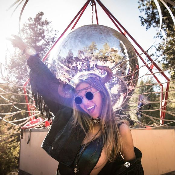 Profile Picture of Kiersten Winant (@daisy__chainz) on Poshmark