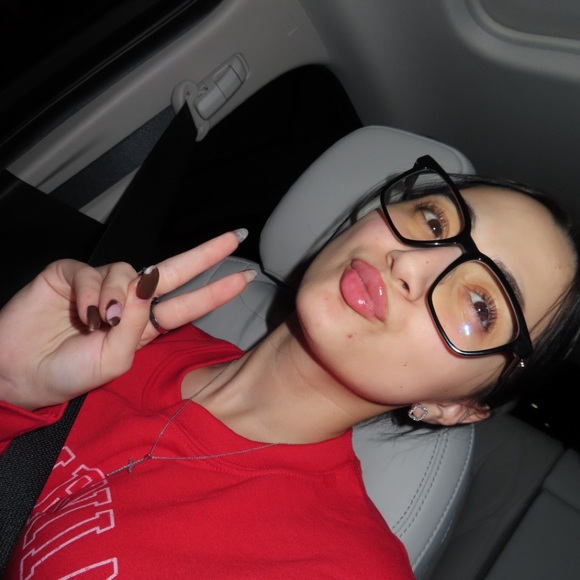 Profile Picture of Genrietta G (@genrietta_gee) on Poshmark