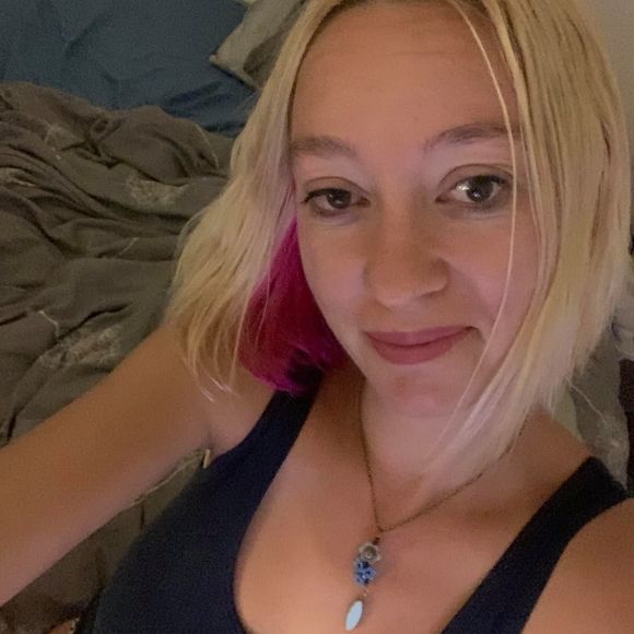 Profile Picture of Justine Thomson (@justinesthomson) on Poshmark