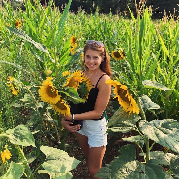 Makayla Variano - Poshmark Profile Picture of Makayla Variano (@dancemak) on Poshmark