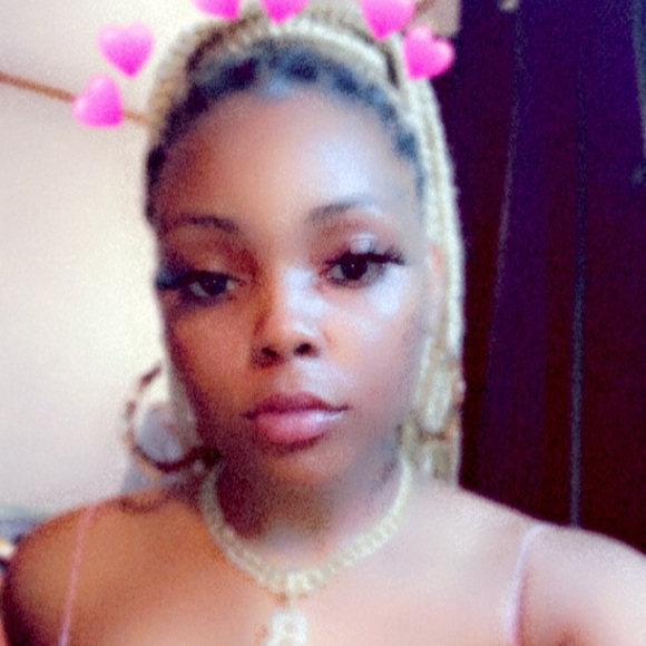 Profile Picture of Geneva Bovain (@bandupgee5) on Poshmark