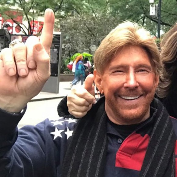 Profile Picture of Kevin Saunders (@kvsaunders) on Poshmark