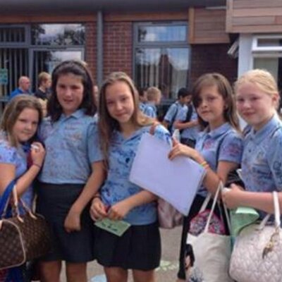 Profile Picture of Hollie James-parsons (@holli1dotcom) on Twitter