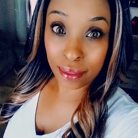 Profile Picture of L Vaughn (@honeyez351) on Poshmark